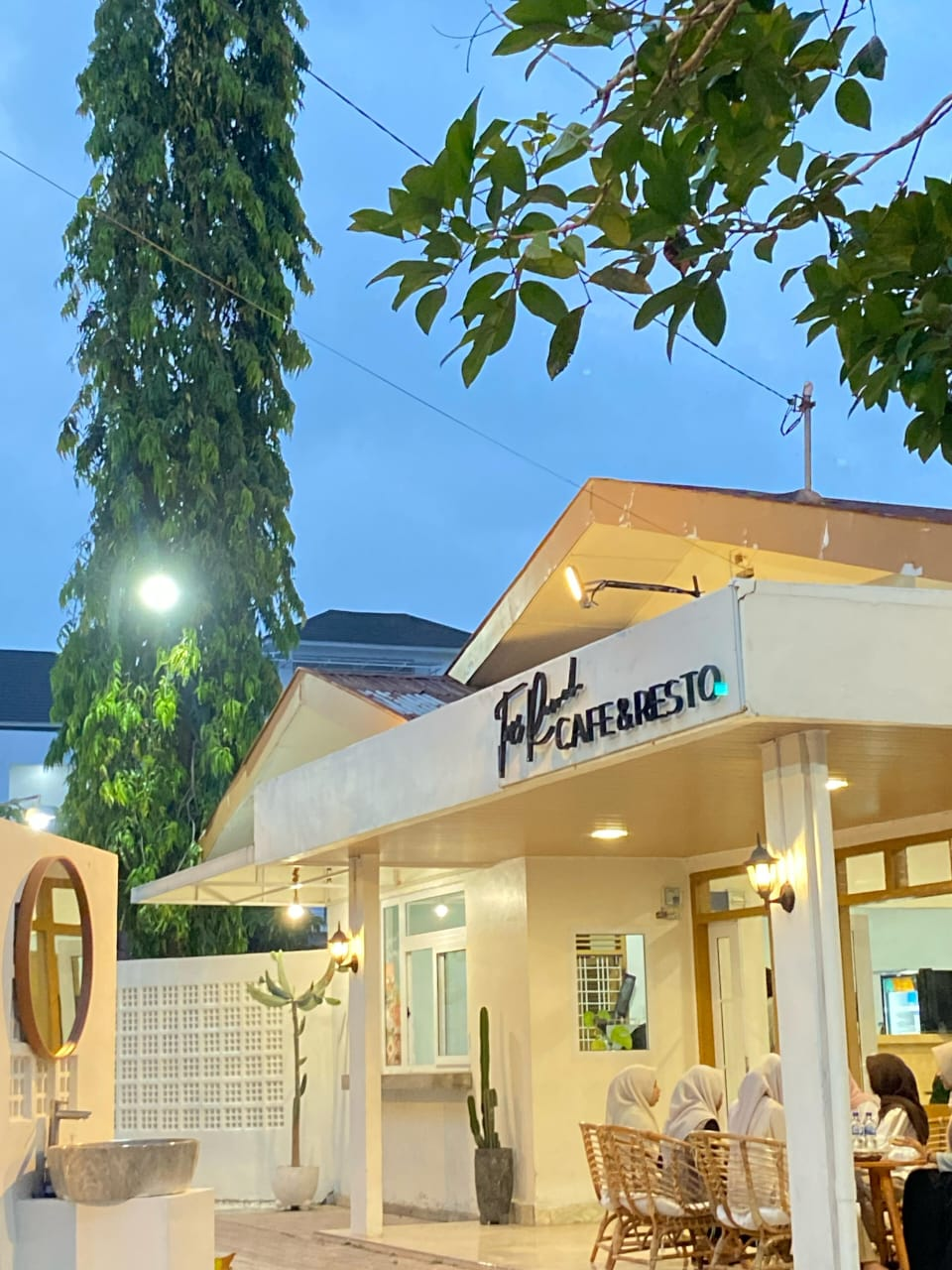 Teras Rumah Cafe & Resto: Hadirkan spot nongkrong kekinian yang bernuansa alam