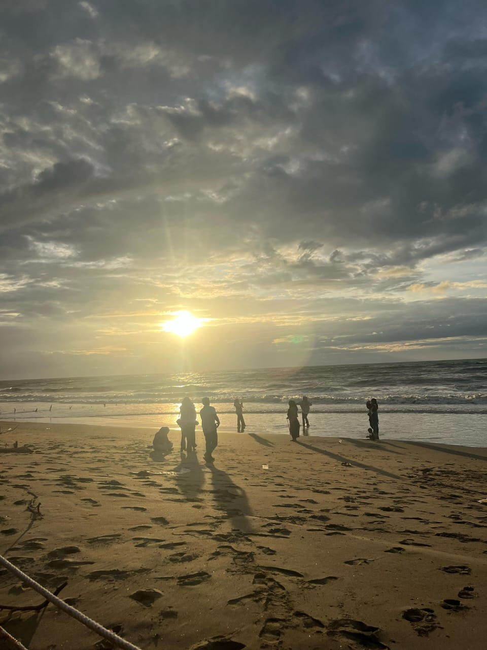 Suasana di Pantai Lhokpuuk Menjelang Sore