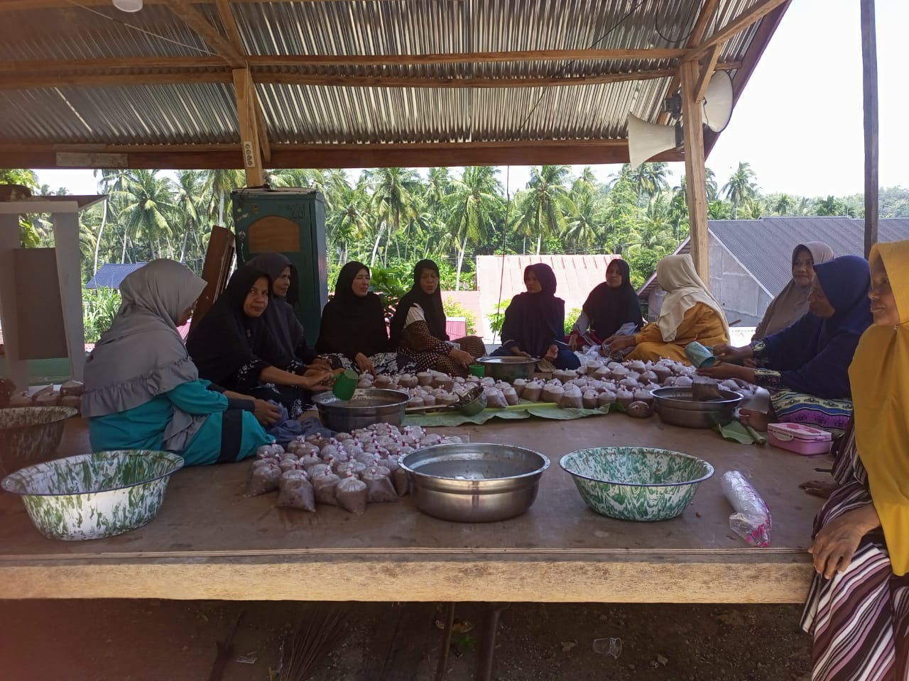 Dayah Ummul Bararah Memperingati 10 Muharram Dengan Masak Bubur asyura Dan Buka Puasa Bersama